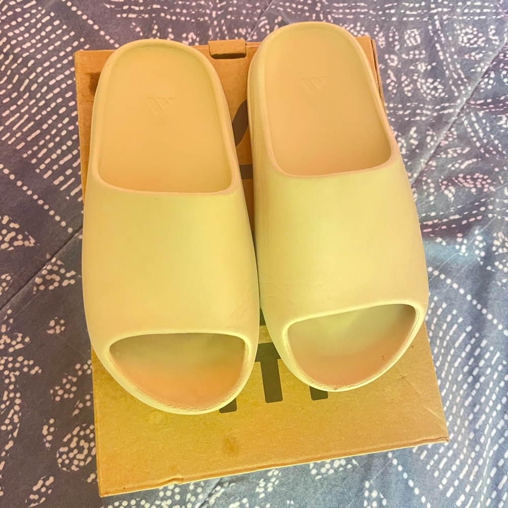 yeezys slide ‘bone’